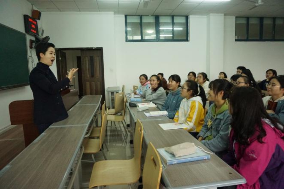 给听障大学生上课-陈霖摄