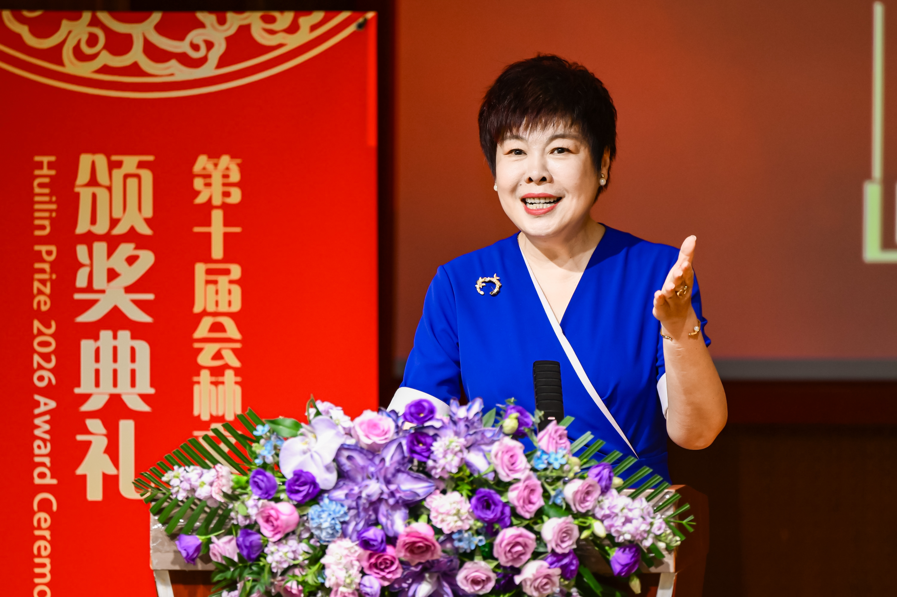1于丹教授主持.jpg